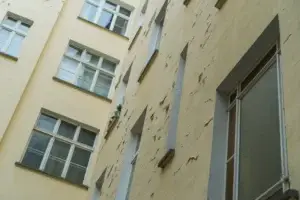 Técnico detectando fuga de agua en edificio con equipo de ultrasonido sin romper muros