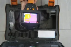 Gasfíter revisando pared para buscar filtración oculta sin romper